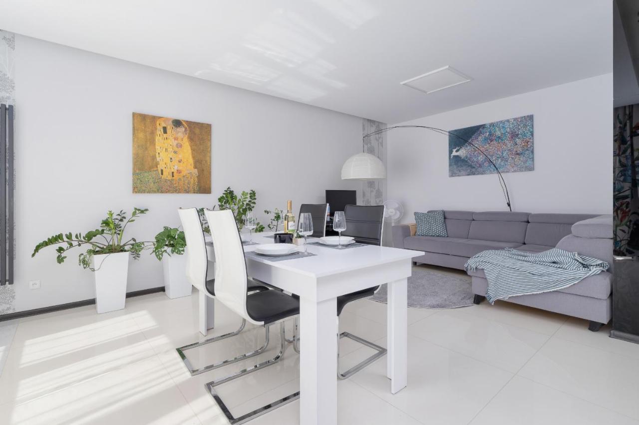 Wonderful Apartment Garden Residence By Noclegi Renters كراكوفيا المظهر الخارجي الصورة